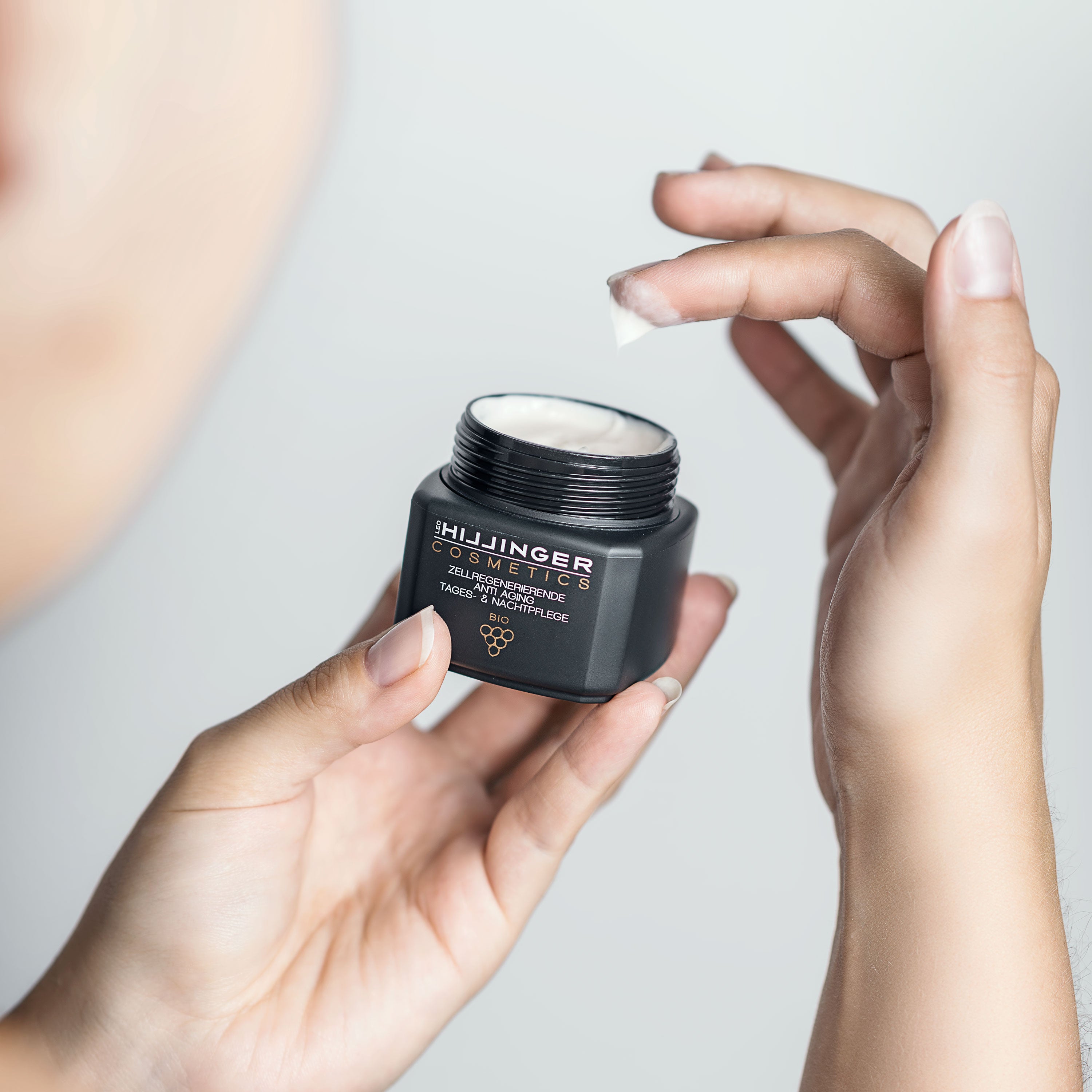 hillinger-cosmetics-tagesnachtpflege-anwendung2-50ml Soin de jour & de nuit anti-âge régénérateur de cellules