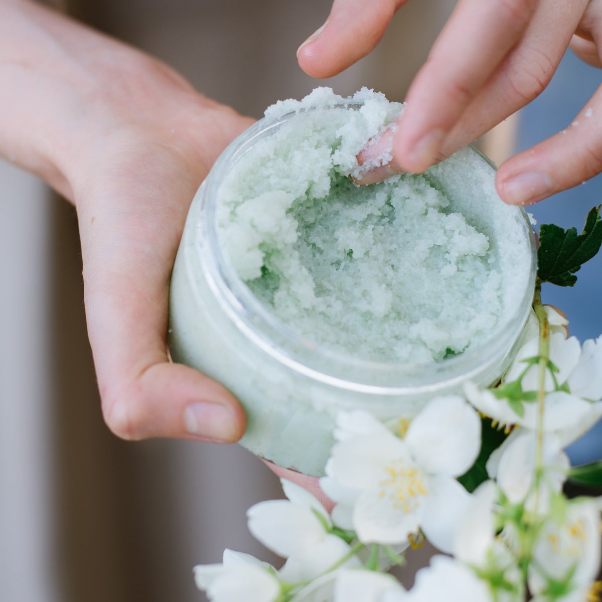 stenders-salt-scrub-nordic-jasmine-yuzu-mood-1 Salz Körperpeeling mit AHA Nordischer Jasmin & Eisenkraut