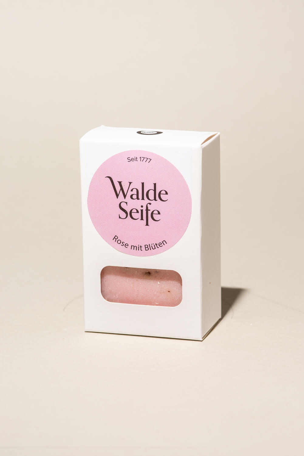 walde-seife-handgeschopfte-seife-rose-mit-bluten Savon de roses avec fleurs fait à la main
