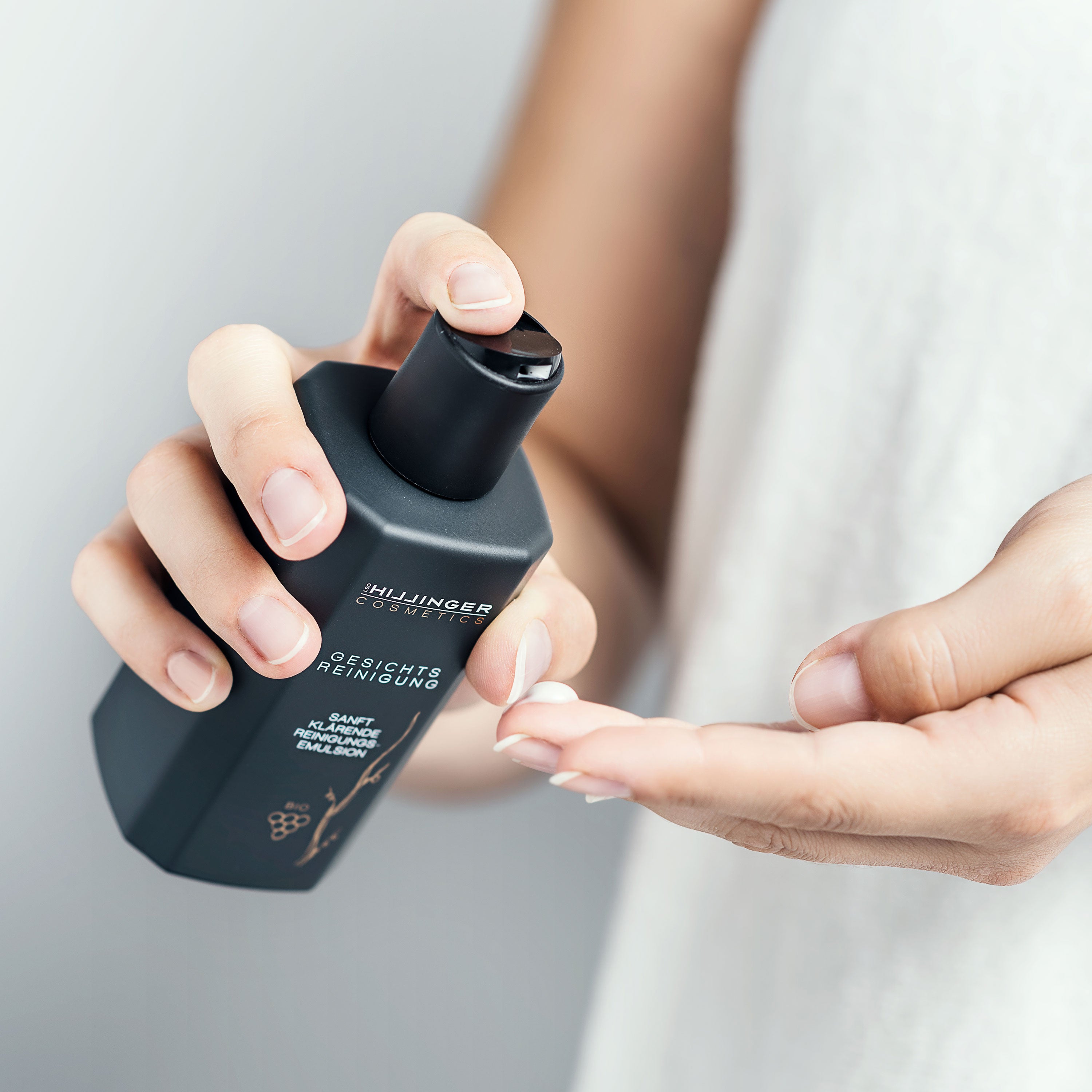 hillinger-cosmetics-gesichtsreinigung-anwendung1-200ml