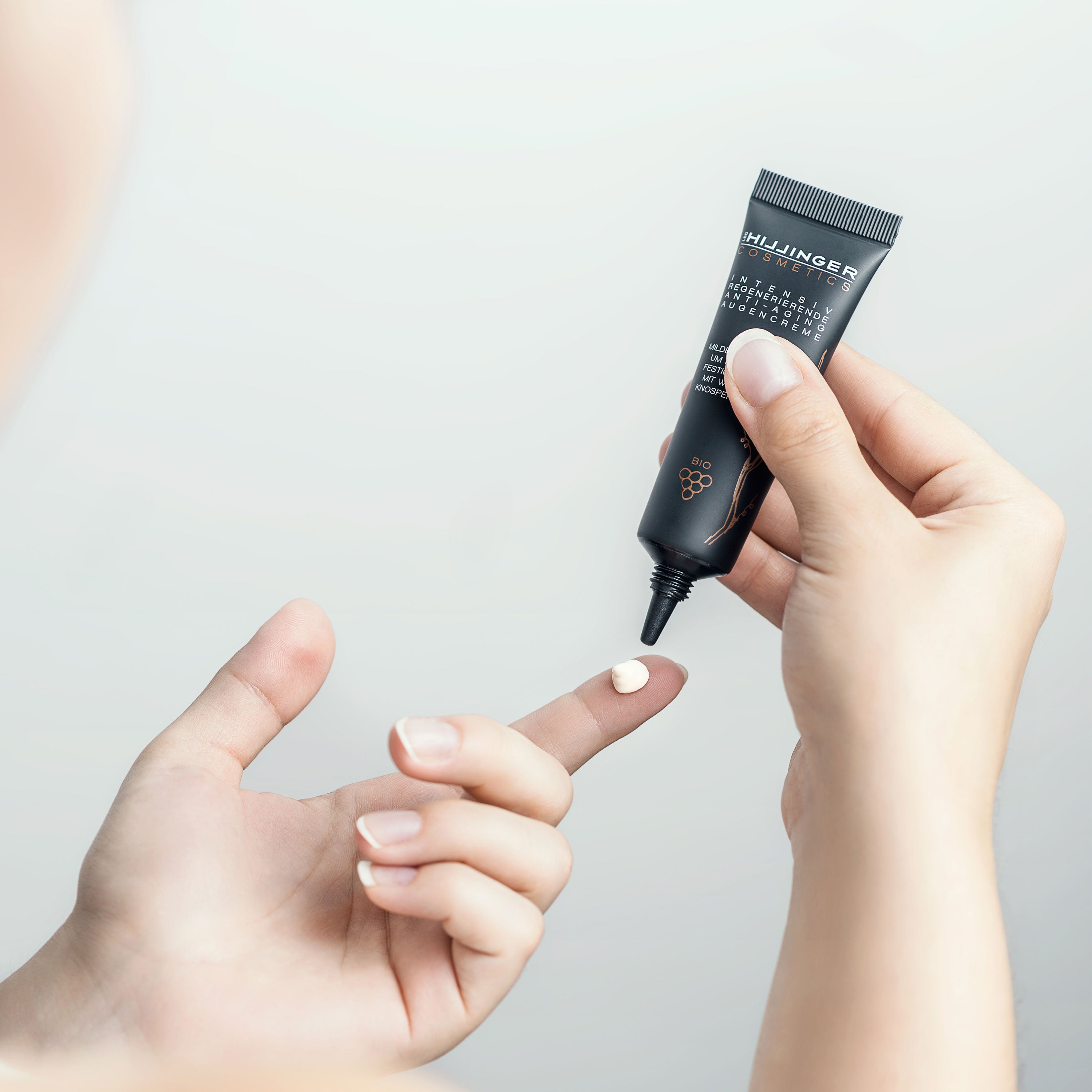 hillinger-cosmetics-augencreme-anwendung2-30ml