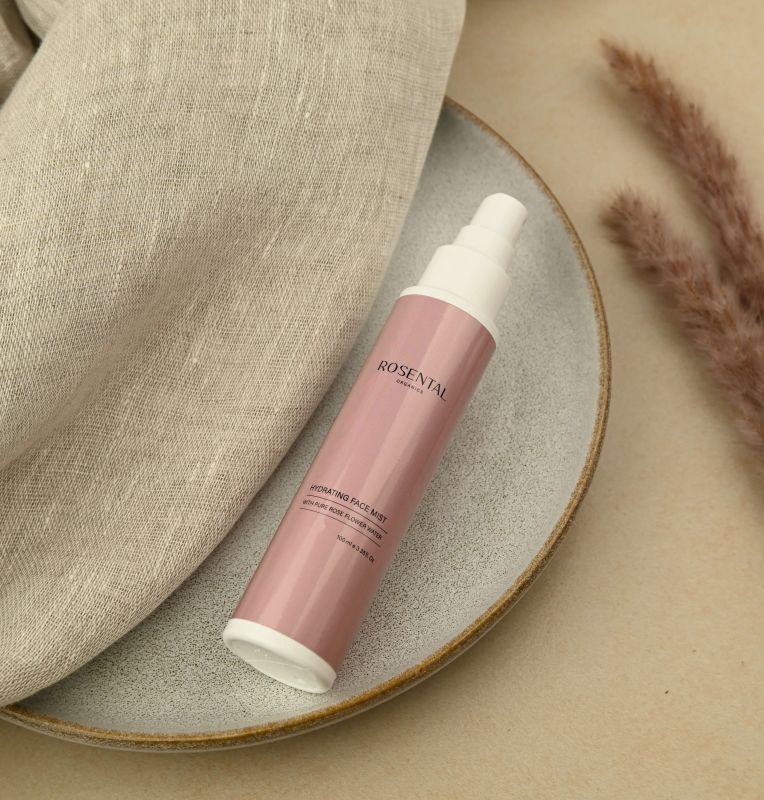 Nebbia idratante per il viso con pura acqua di fiori di rosa