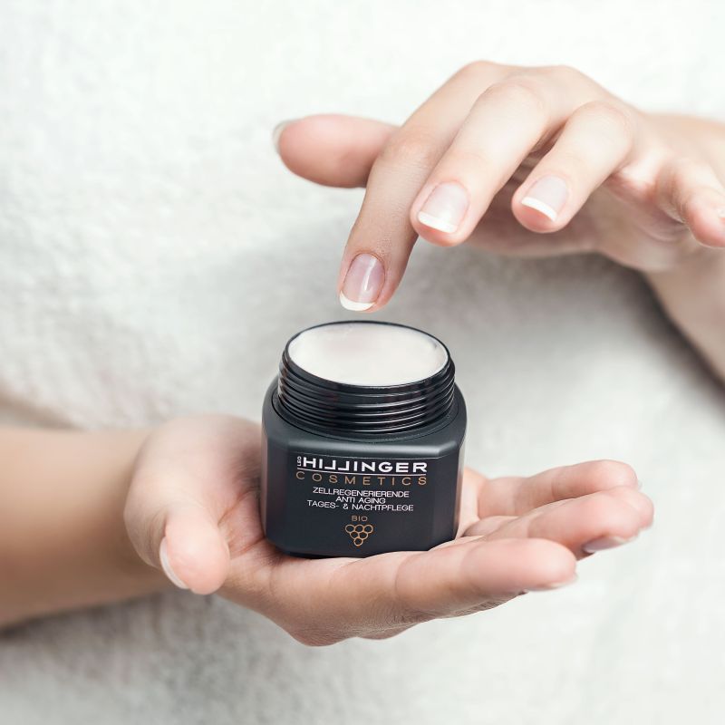 hillinger-cosmetics-tagesnachtpflege-anwendung1-50ml Soin de jour & de nuit anti-âge régénérateur de cellules